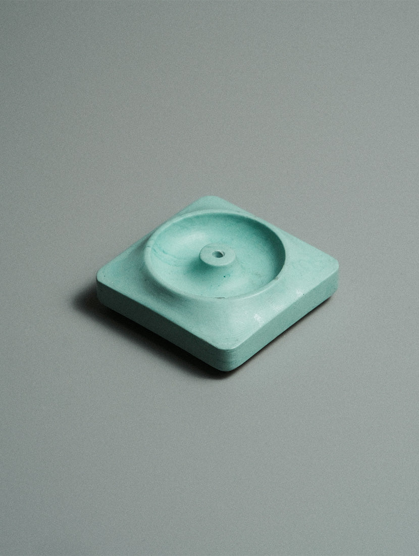 Kaze Jesmonite incense stand side profile — handmade in Gurgaon India by Kuro Design